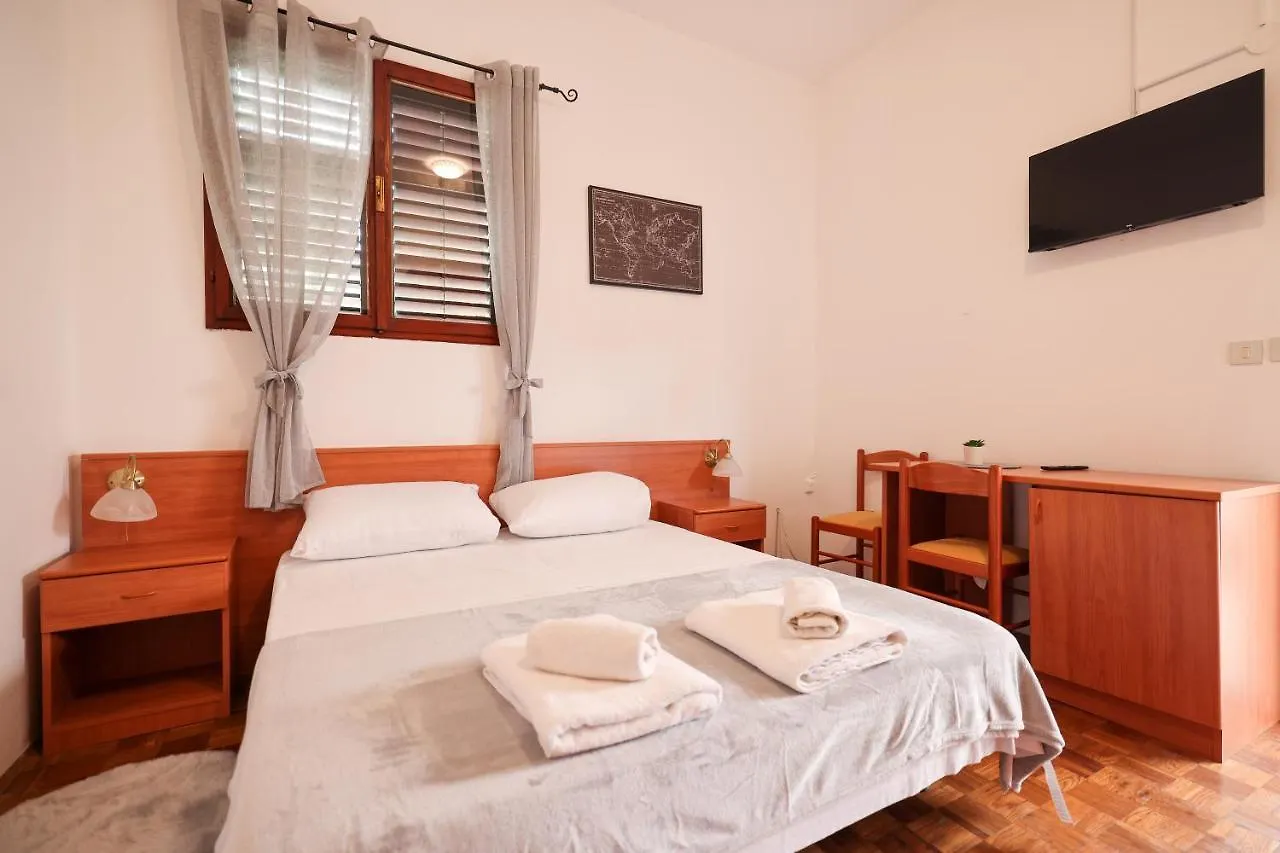 Rooms Leo Zadar