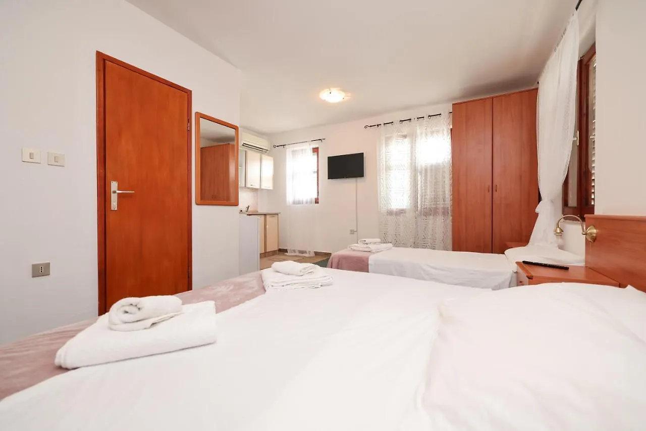 Rooms Leo Zadar 0*,  Croatia