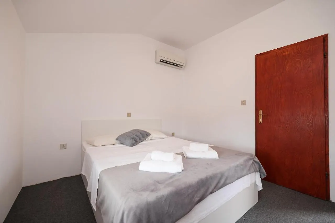 Rooms Leo Zadar