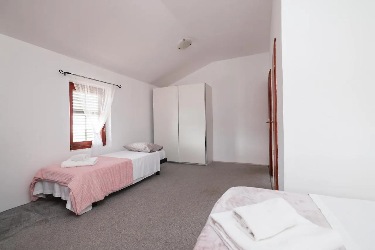 Rooms Leo Zadar