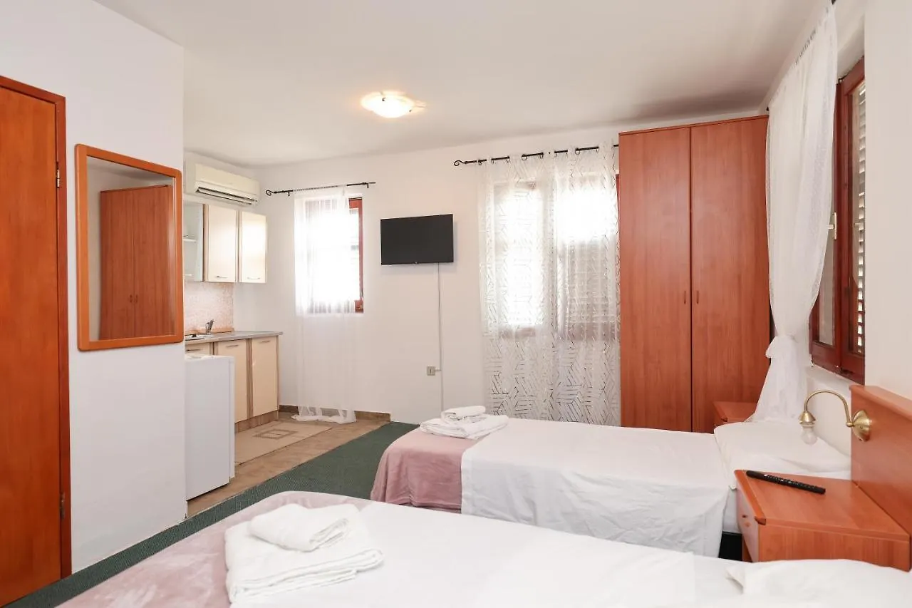 Rooms Leo Zadar 0*,  Croatia