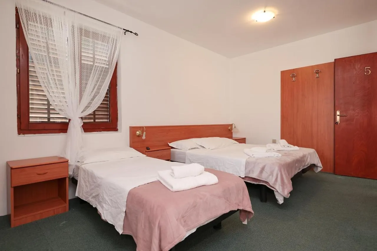 Rooms Leo Zadar 0*,