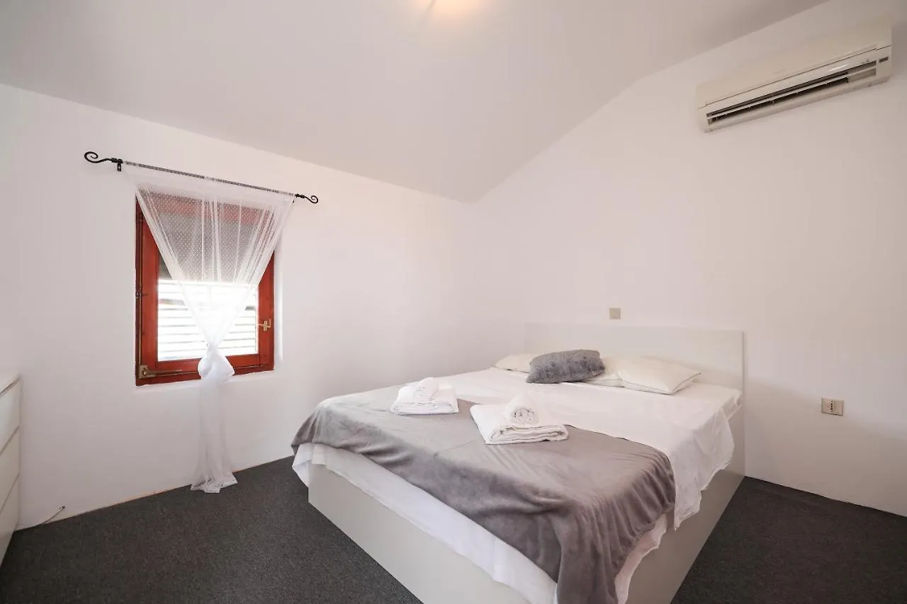 Guest house Rooms Leo Zadar